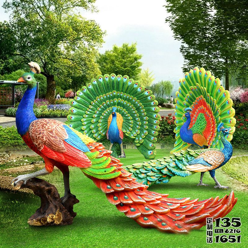 草坪上兩只拖著尾巴行走玻璃鋼彩繪孔雀雕塑 草坪上兩只拖著尾巴行走玻璃鋼彩繪孔雀雕塑