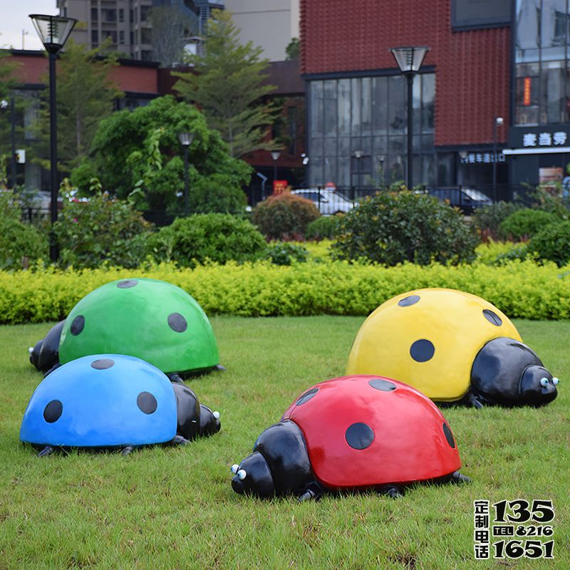 公園里擺放的四只爬行的玻璃鋼彩繪七星瓢蟲(chóng)雕塑 公園里擺放的四只爬行的玻璃鋼彩繪七星瓢蟲(chóng)雕塑