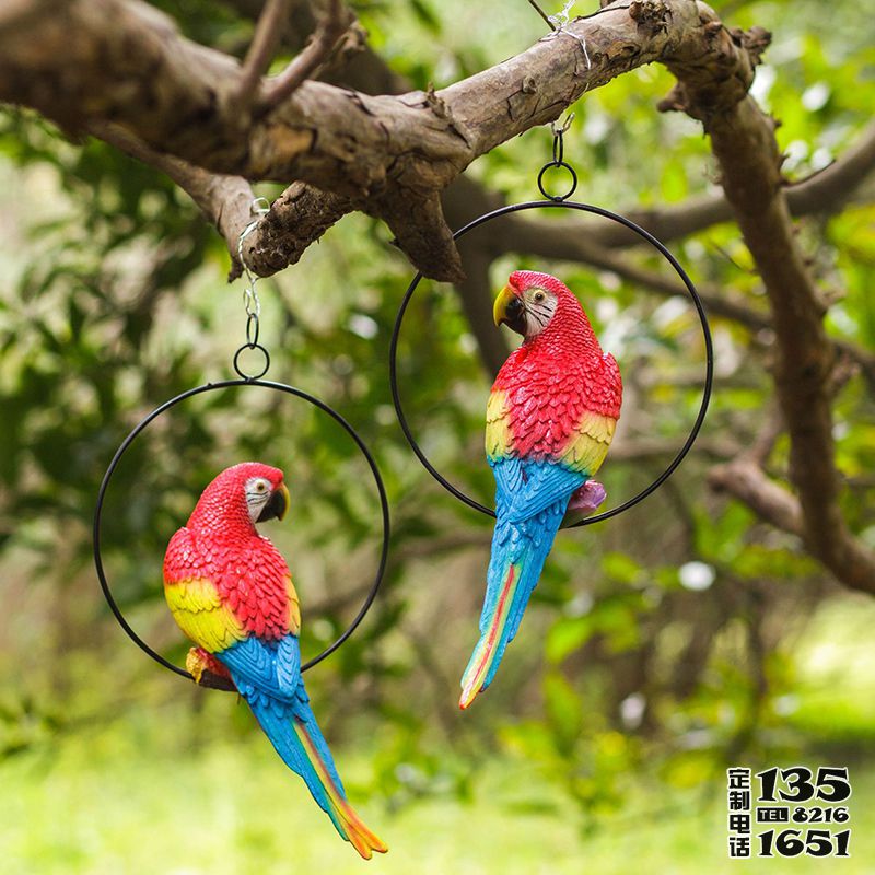 森林公園樹(shù)上吊環(huán)上的玻璃鋼彩繪仿真動(dòng)物鸚鵡雕塑 森林公園樹(shù)上吊環(huán)上的玻璃鋼彩繪仿真動(dòng)物鸚鵡雕塑