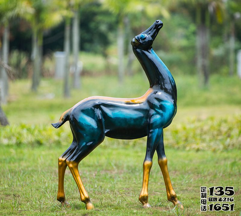公園草坪一只抬頭的玻璃鋼彩繪噴漆梅花鹿雕塑 公園草坪一只抬頭的玻璃鋼彩繪噴漆梅花鹿雕塑