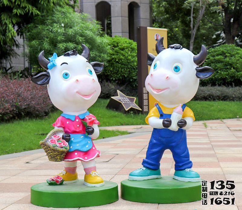 電影院商場一對(duì)卡通玻璃鋼彩繪牛雕塑