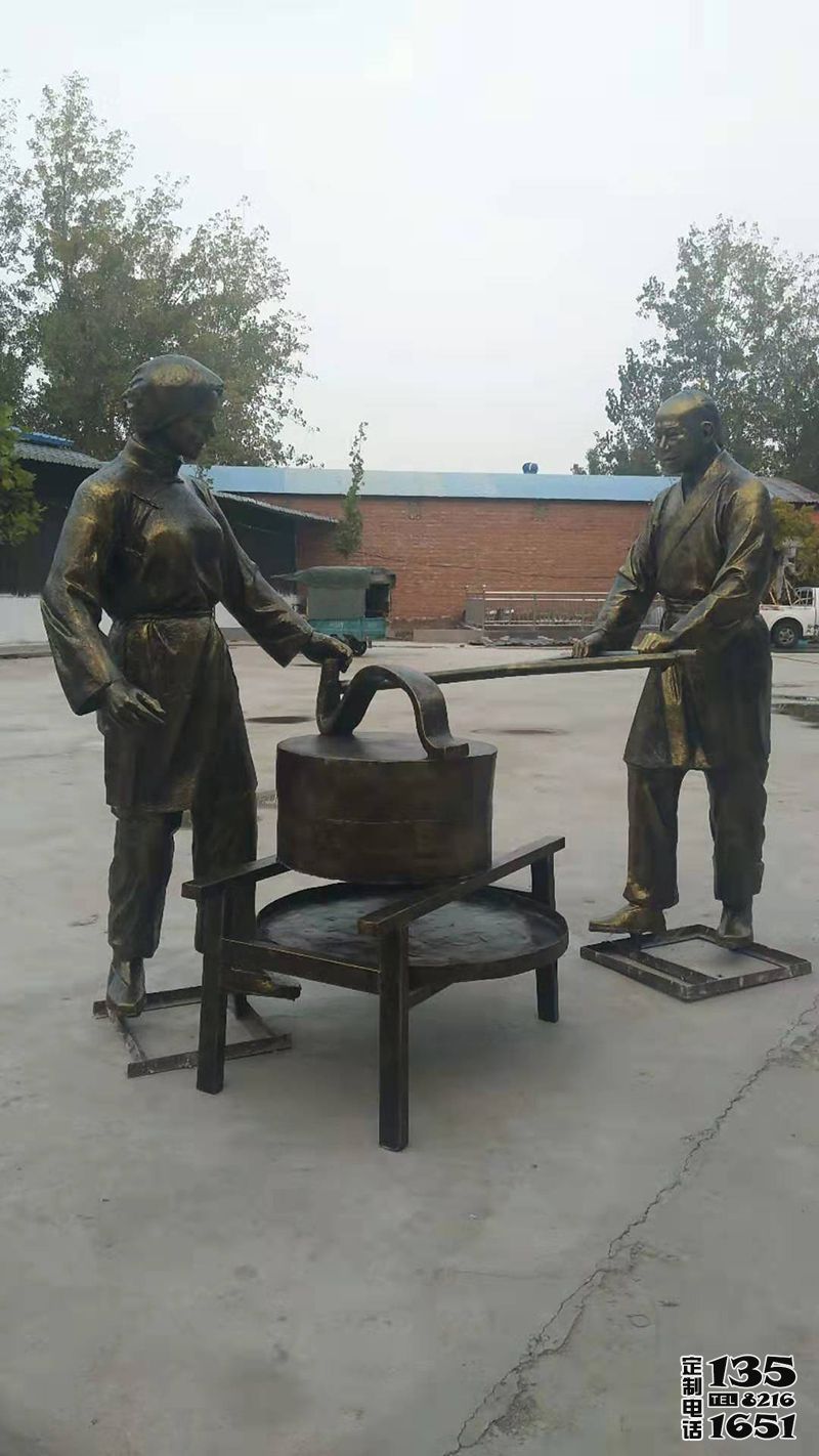 戶外景區玻璃鋼仿銅民俗磨豆子的人物雕塑 戶外景區玻璃鋼仿銅民俗磨豆子的人物雕塑